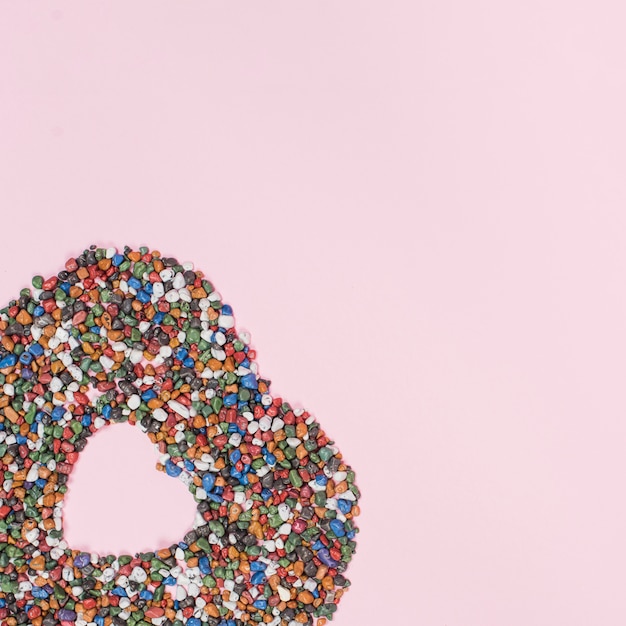 Foto gratuita gran forma de corazón de piedras en mesa rosa