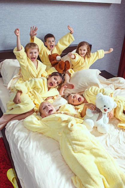 Gran grupo de amigos tomando buen tiempo en la cama.