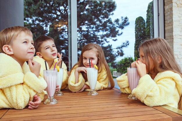 Gran grupo de amigos tomando tiempo goog con cócteles de leche