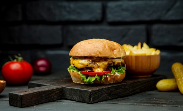 Gran hamburguesa con queso y papas fritas