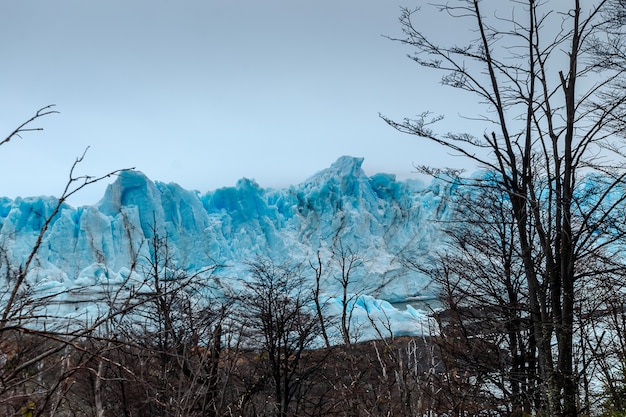 Gran iceberg en el agua con un cielo brumoso