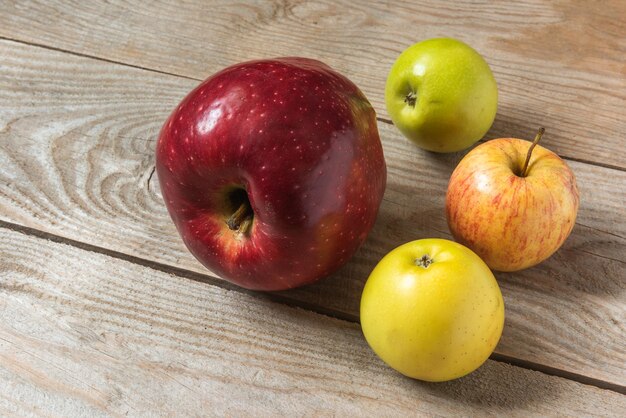 Gran manzana roja sobre mesa de madera