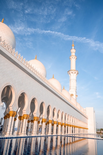 Gran Mezquita Sheikh Zayed bajo la luz del sol y un cielo azul en Abu Dhabi, Emiratos Árabes Unidos.