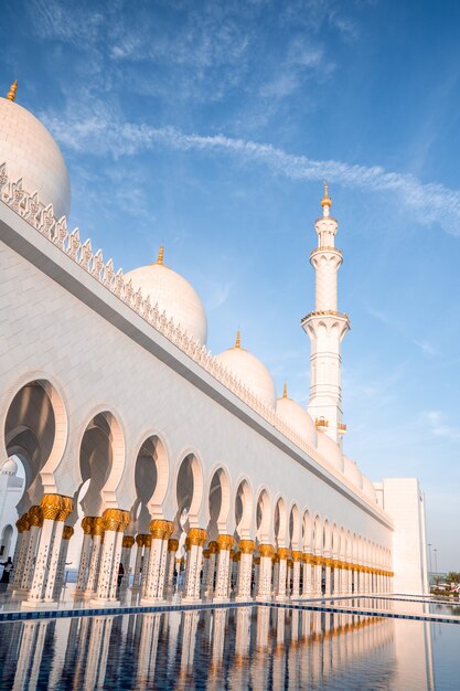 Gran Mezquita Sheikh Zayed bajo la luz del sol y un cielo azul en Abu Dhabi, Emiratos Árabes Unidos.