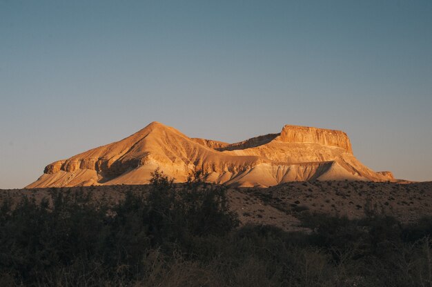 Gran montaña al amanecer