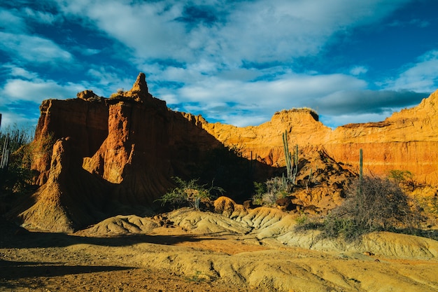 Gran montaña rocosa en el desierto