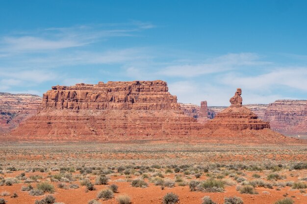 Gran montaña rocosa en el desierto