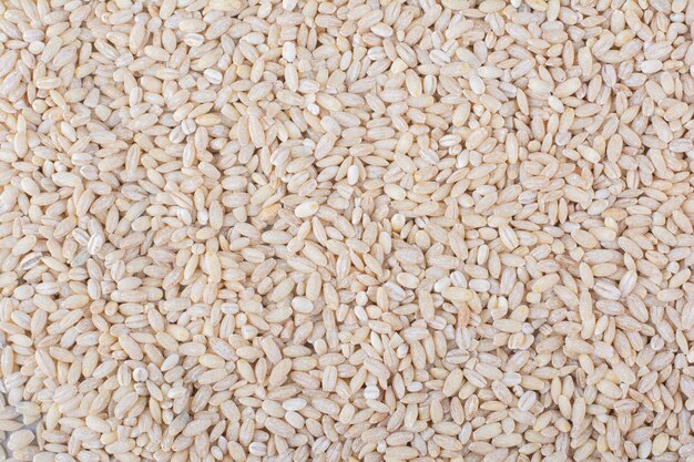 Gran montón de arroz crudo de grano corto