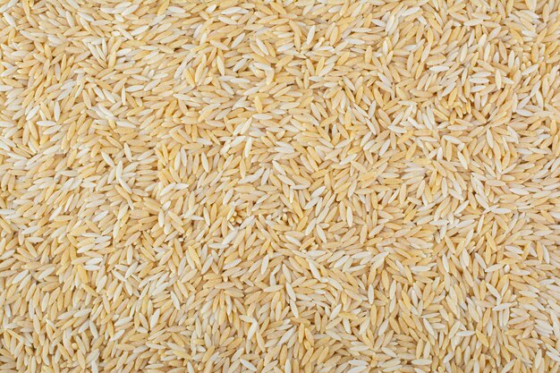 Gran montón de arroz integral crudo de grano largo