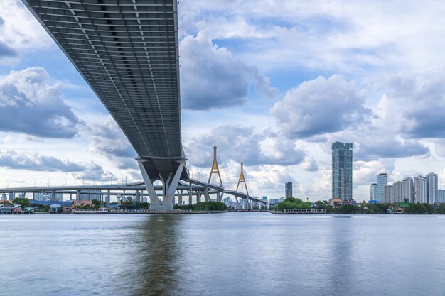 Gran puente colgante sobre el río Chao Phraya