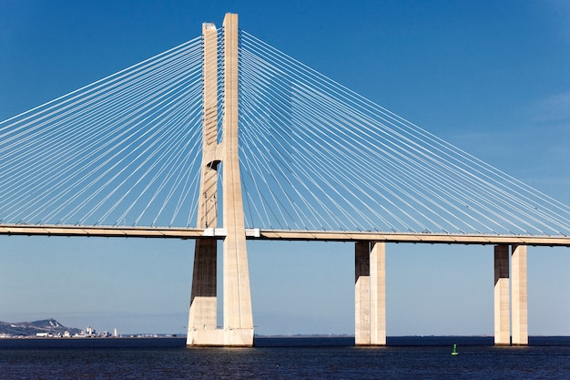 El gran puente Vasco da Gama en Lisboa, Portugal.