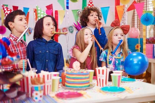 Gran ruido en la fiesta de cumpleaños del niño.