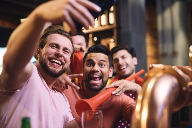 Gran selfie de alegre grupo de amigos.