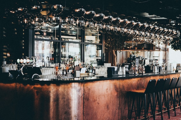 Gran tiro de botellas y vasos en vitrina en un bar en el Hotel Scandic en Copenhague, Dinamarca