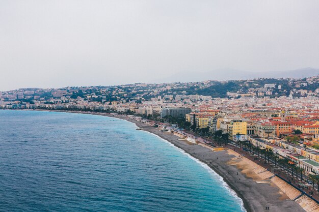 Gran tiro lejano de la Riviera francesa en Niza, Francia