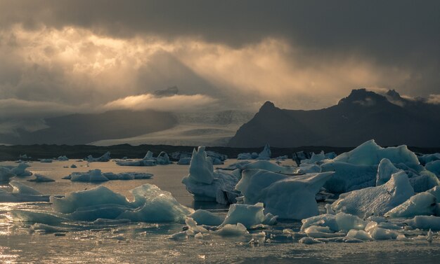 Gran trozo de hielo en un lago congelado en Jokursarlon