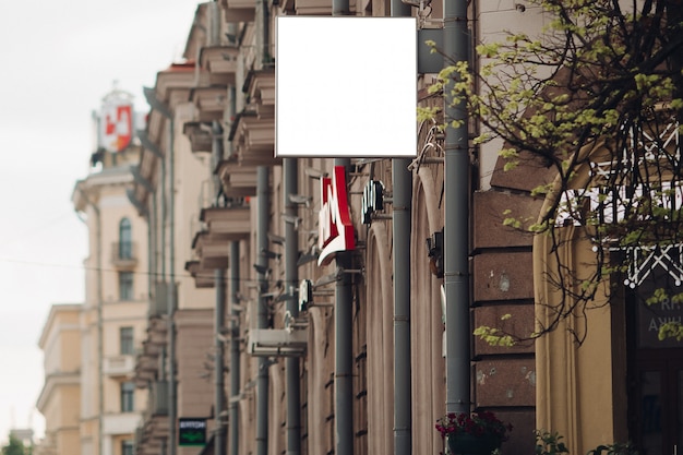 Una gran valla publicitaria en la calle