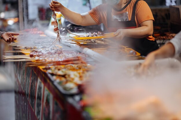 Gran variedad de deliciosos mariscos a la parrilla en el mercado asiático