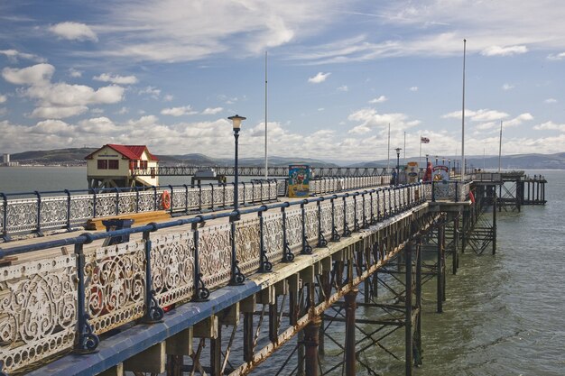 Gran vista del muelle de Mumbles en Swansea Bay, Gales del Sur