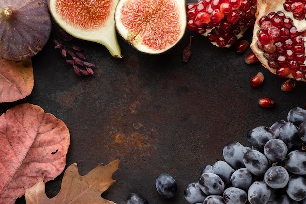 Granada fruta de otoño y espacio de copia de uvas