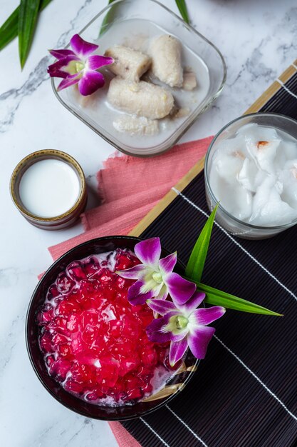 Granada simulada en jarabe de coco, yuca, postre tailandés.