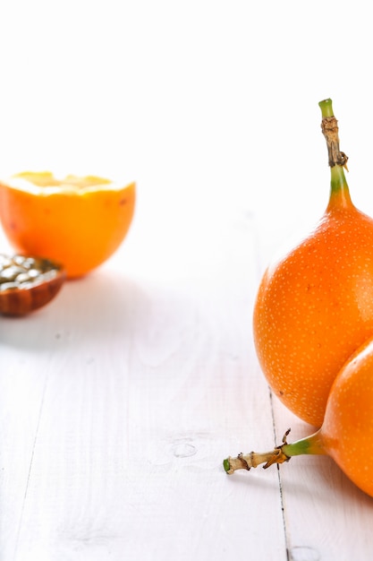 Foto gratuita granadilla en mesa de madera