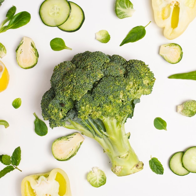 Grandes deliciosas espinacas rodeadas de verduras