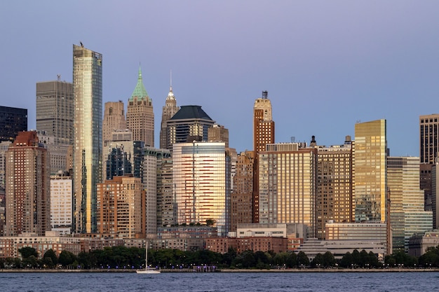 Grandes edificios de piedra en el centro de Nueva York en sunse