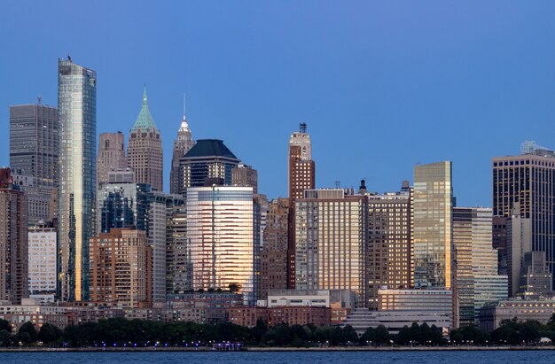 Grandes rascacielos en el centro de Nueva York al atardecer