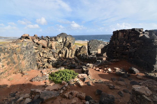 Grandes rocas de colores claros y oscuros en ruinas de una mina de oro