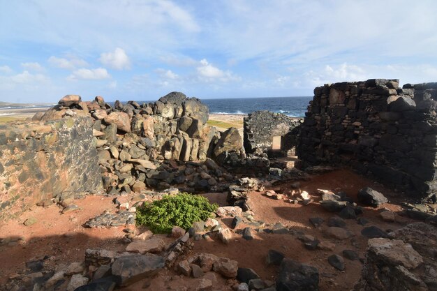 Grandes rocas de colores claros y oscuros en ruinas de una mina de oro