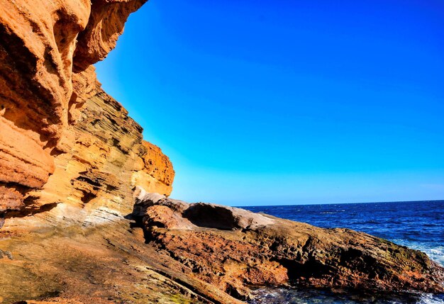 Grandes rocas en el cuerpo del mar en las Islas Canarias