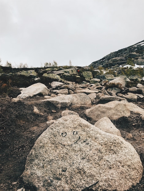 Grandes rocas se encuentran entre las montañas