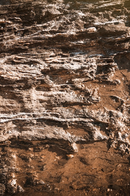 Grandes rocas grises del acantilado