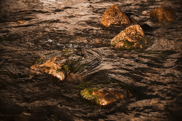 Grandes rocas negras de acantilado