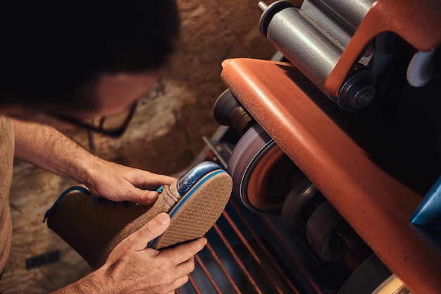 Grandes zapatos hechos a medida para gente de moda de un maestro zapatero experimentado.