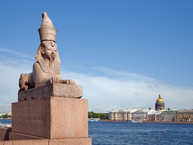 Granito Esfinge de Egipto en el terraplén del río Neva.