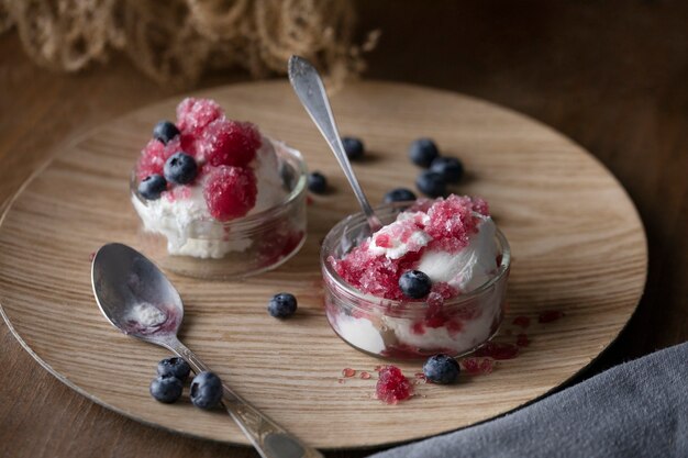 Granizado de arándanos de alto ángulo servido con helado