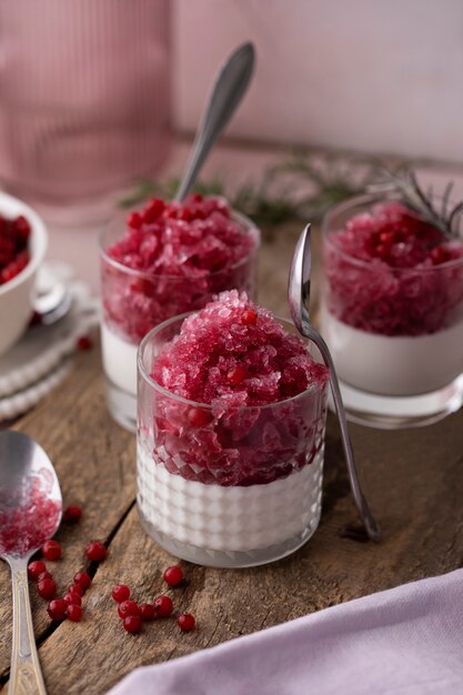 Granizado de grosella roja con panacota ángulo alto