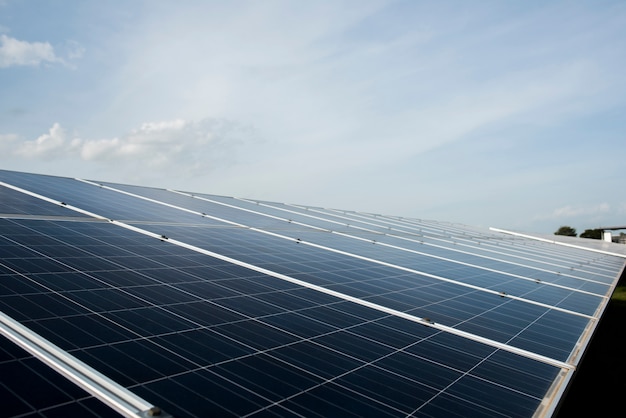 Granja de células solares en la estación de energía para la energía alternativa del sol