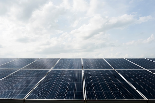 Granja de células solares en la estación de energía para la energía alternativa del sol