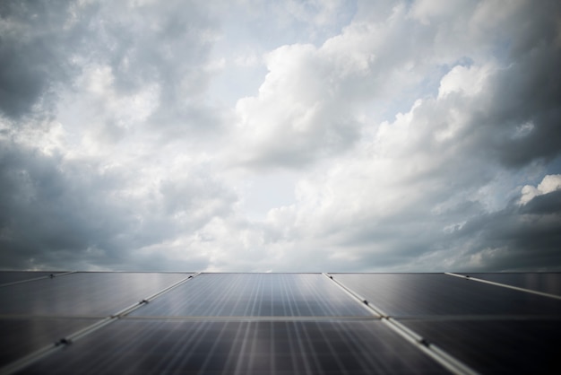 Granja de células solares en la estación de energía para la energía alternativa del sol