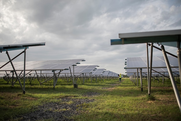 Granja de células solares en la estación de energía para la energía alternativa del sol