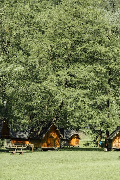 Foto gratuita granja cobertizos en el campo