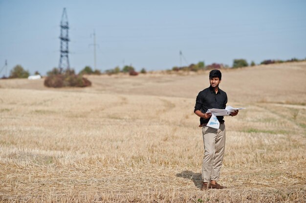 Granjero agrónomo del sur de Asia arrojó los papeles al cielo en el campo de trigo Concepto de producción agrícola