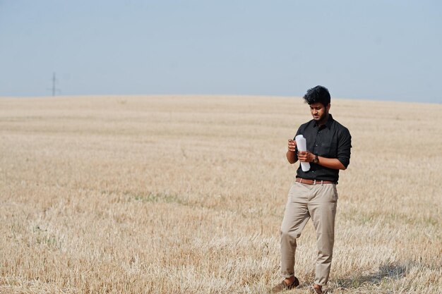 Granjero agrónomo del sur de Asia inspeccionando la granja de campo de trigo Concepto de producción agrícola