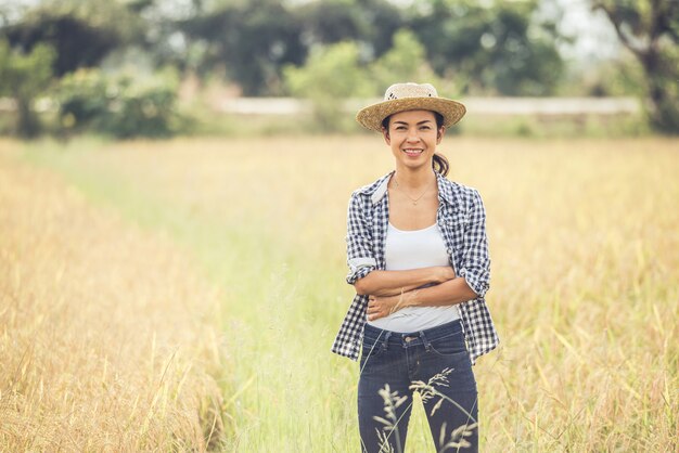 El granjero está en el campo de arroz y cuida su arroz.