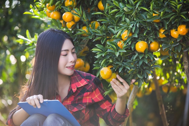 Granjero de niña naranja con forma vacía en la mano.