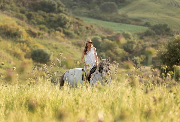 Granjero de sexo femenino a caballo