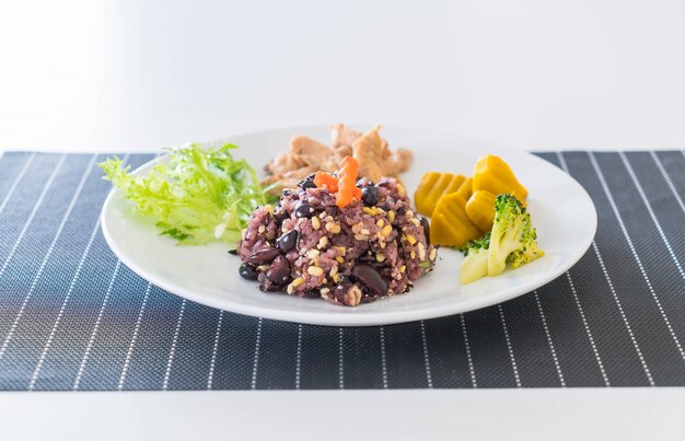 Grano con baya de arroz y cerdo asado